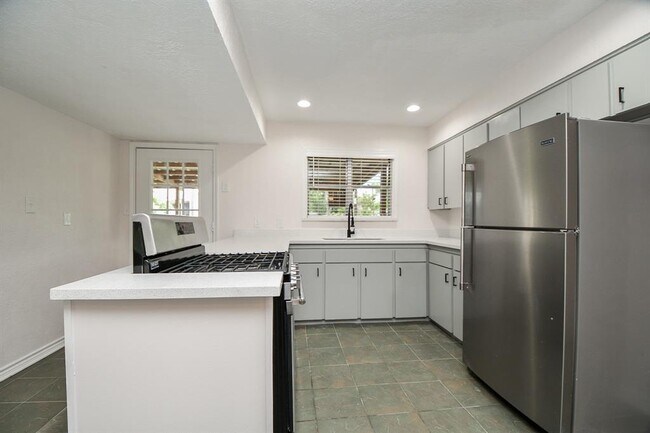 Building Photo - 7602 Turquoise Ln