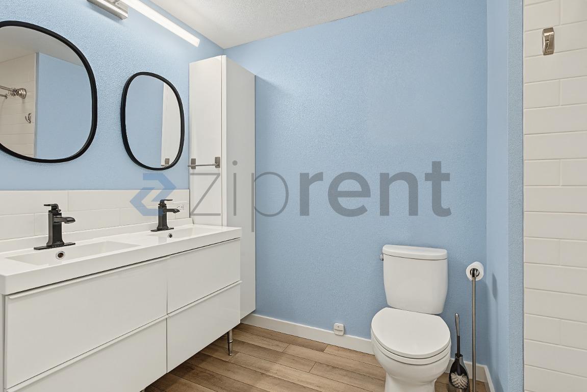 Building Photo - Unit