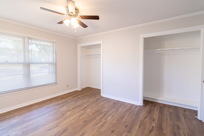 Building Photo - 2400 Hampstead Ln