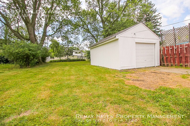 Building Photo - 11919 Lena Ave