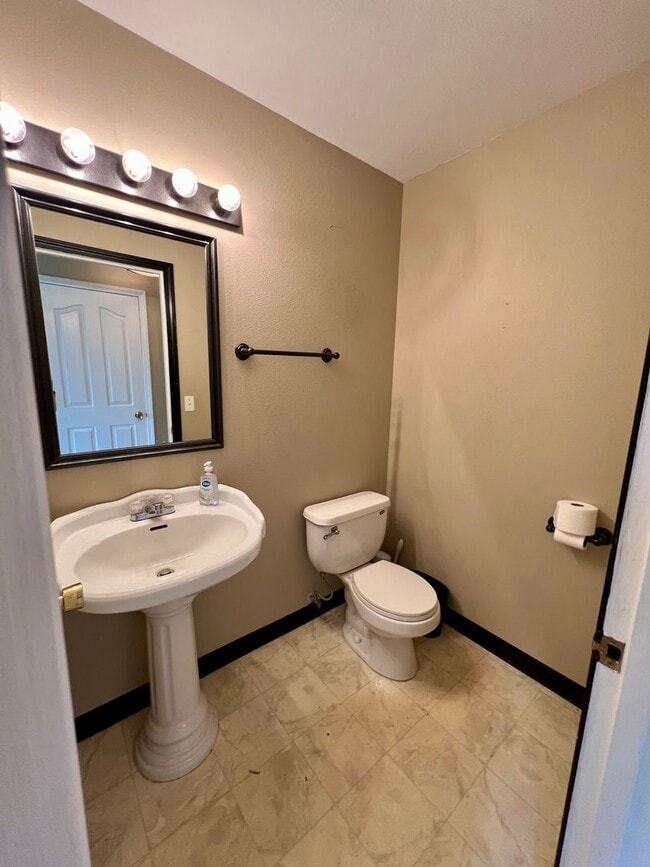Building Photo - Spacious 3BR/2.5BA Fairbanks Home – Garage...