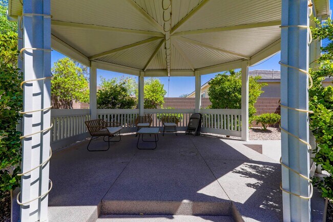 Building Photo - Stunning 5 Bed, 4 Full Baths And 2 Half Ba...