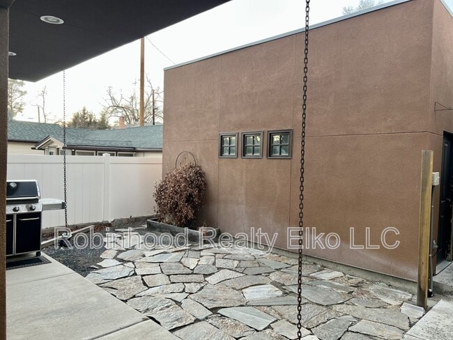 Building Photo - 753 Oak St