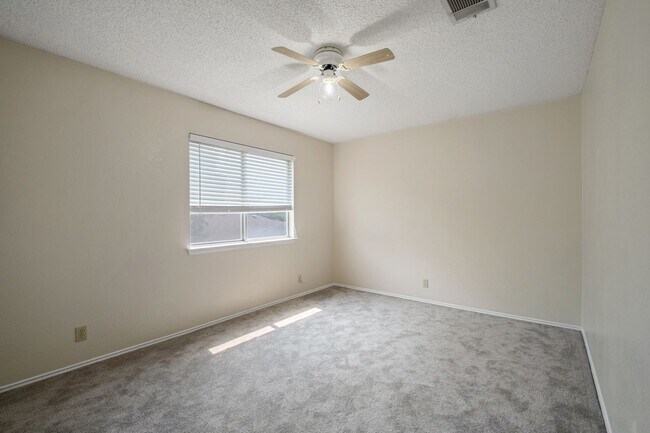 Building Photo - Stunning 4 Bedroom, 2.5 Bath Home in Block...