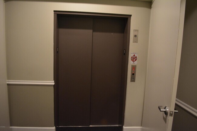 Building Photo - 1701 E Colter St