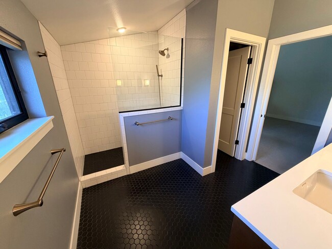 Building Photo - 3Bed/2.5 Bath Townhouse With Large Bonus Room/Office In Woodstock Neighborhood