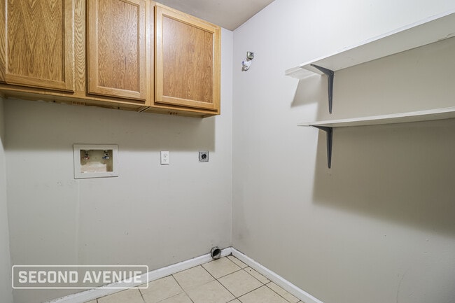 Building Photo - 203 Glenn Oak Dr