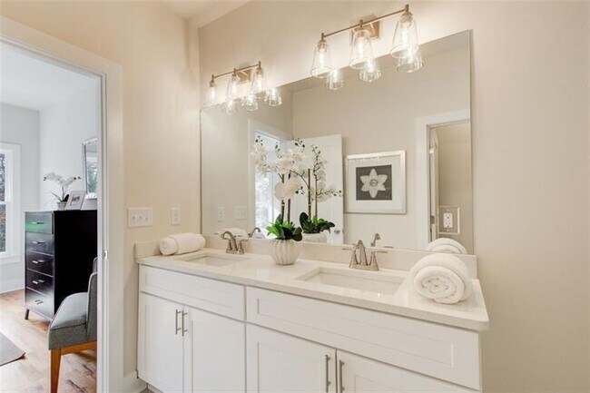 Building Photo - 1240 Oakland Terrace SW