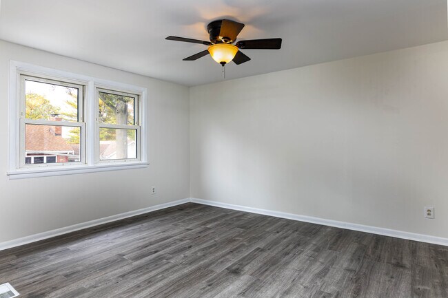 Large upstairs bedroom - 7923 S Rock Hill Rd
