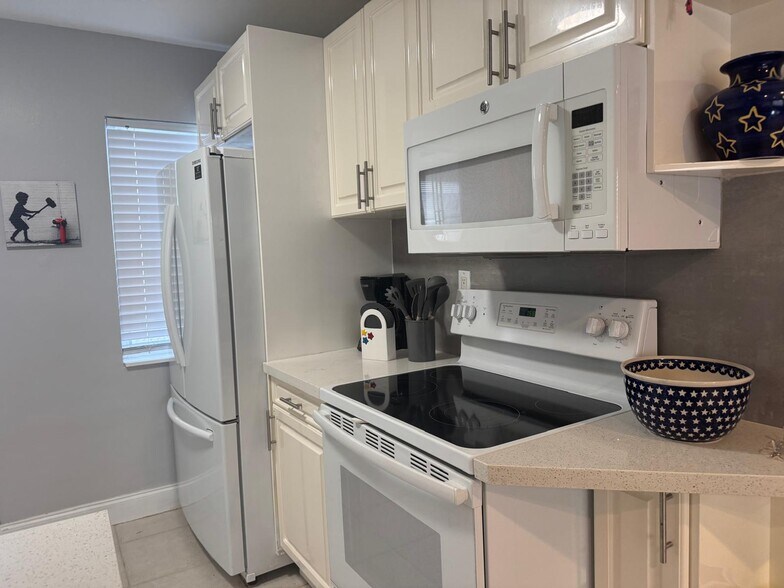 Building Photo - 2501 NW 9th Ter