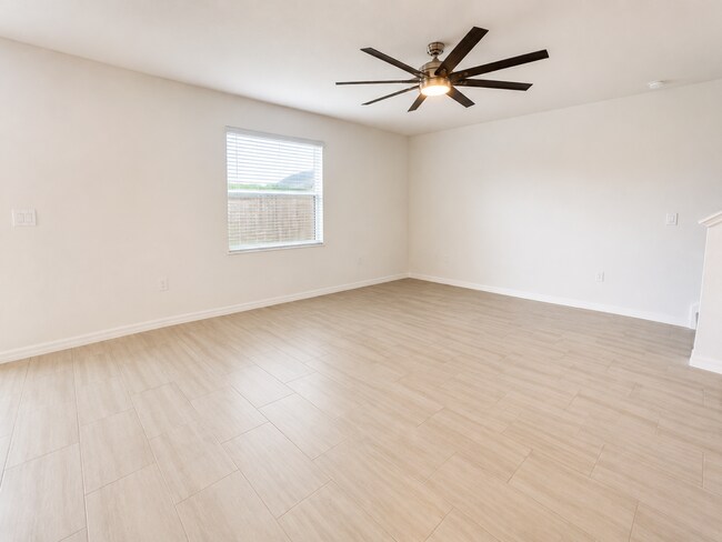 Building Photo - Amazing 4 bedroom 3 bath home! FENCED YARD! Community center with heated pool, fitness center, an...