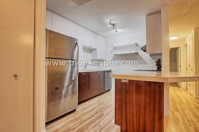 Building Photo - 2 Bed, 1 Bath Triplex in Sellwood-Moreland