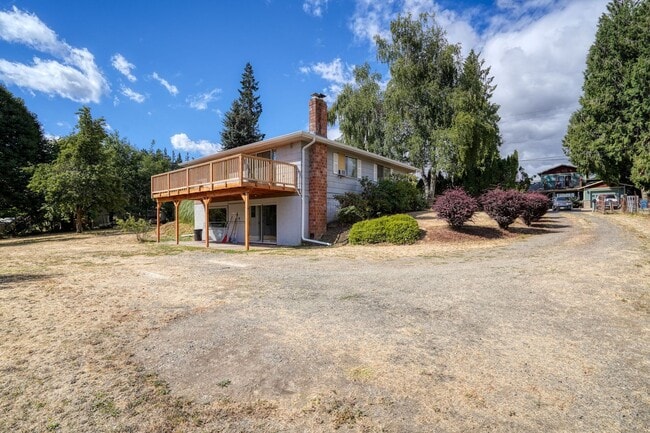 Building Photo - Wonderful 4 bedroom, 2 Bath on Oversized l...