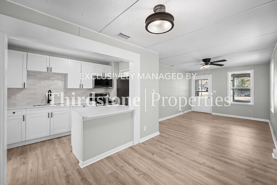 Building Photo - 4554 Crescent St