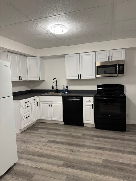 Building Photo - 516 8th St S