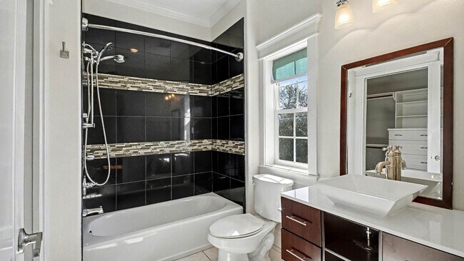 Building Photo - 726 W 30th St