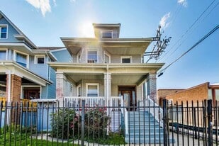 Building Photo - 4736 N Spaulding Ave