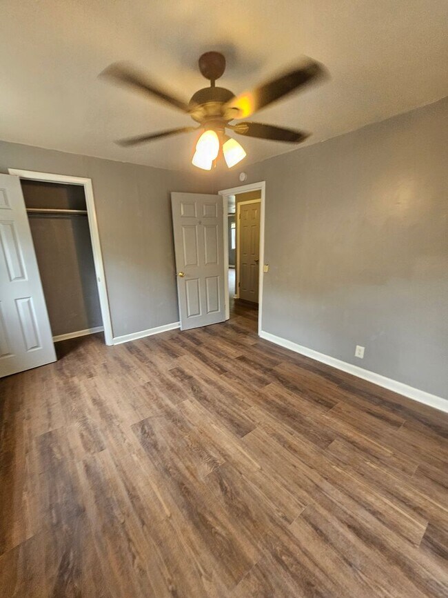 Building Photo - Home in Benton