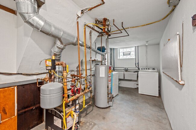 Building Photo - $200 OFF RENT FOR YOUR FIRST THREE MONTHS!...