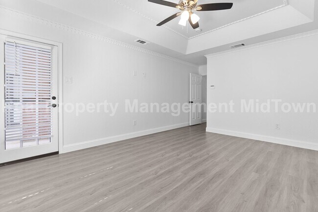 Building Photo - Charming Home Centrally Located in the DFW