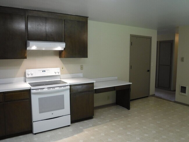 Building Photo - Just Reduced!! Two Bedroom, One Bath duplex in South Hill- One-Level Living on a Quiet Dead End S...