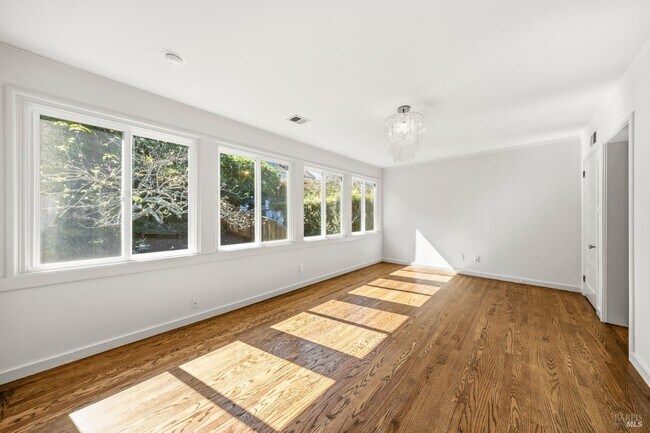 Building Photo - 31 Acacia Ave