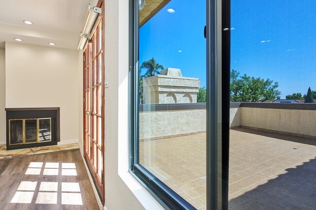 Building Photo - Aqua Vista - Entertainers Playhouse