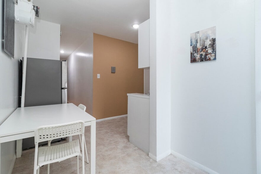 Building Photo - 248 E 91st St