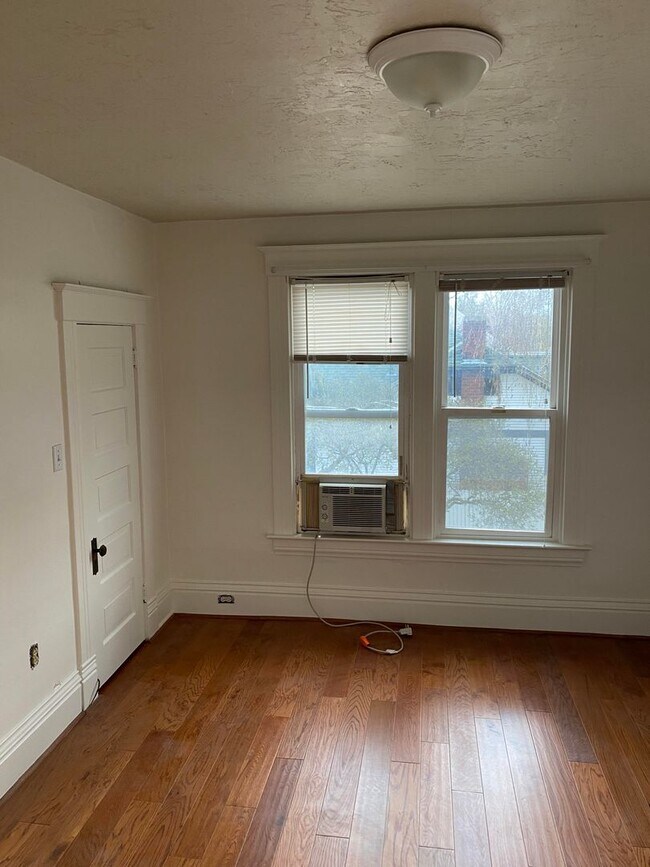 Building Photo - Victorian Charmer – 3 Bed, 1.75 Bath – Uti...