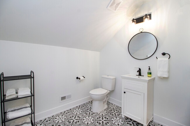 Building Photo - 724 Warner Ave