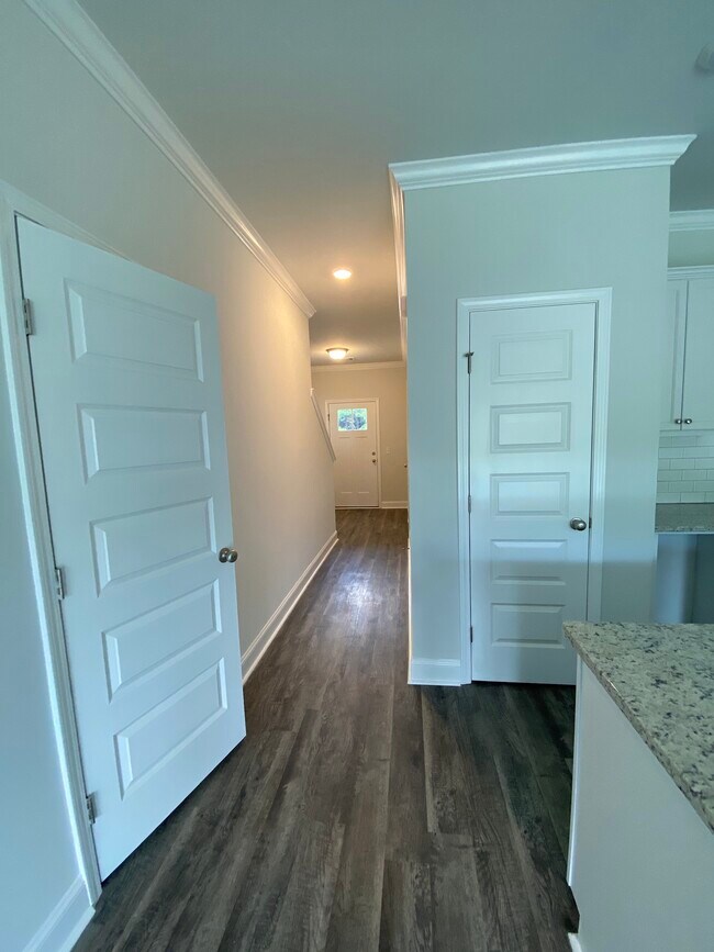 Hallway 1st floor - 78 Horizon Ln