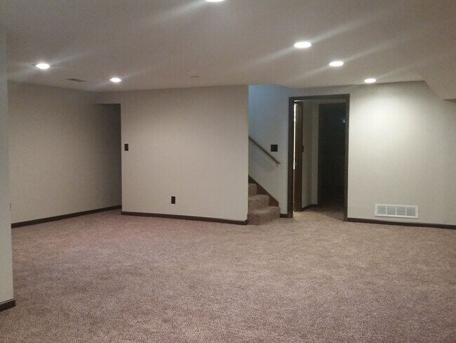 Building Photo - HUGE 4 bedroom 3 bath house for rent