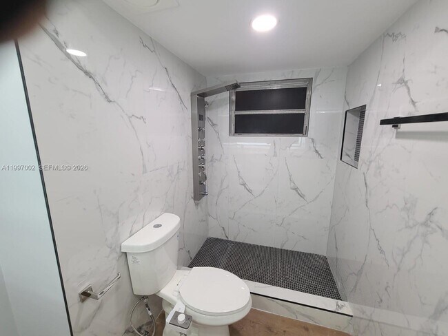 Building Photo - 2980 Riverside Dr