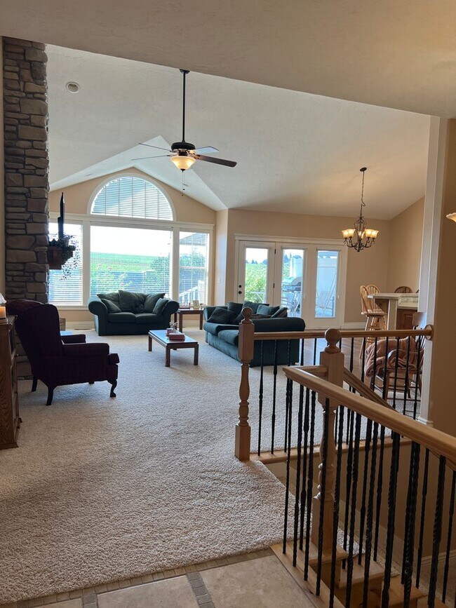 Building Photo - Stunning 5 bed 3.5 bath twin-home on the R...