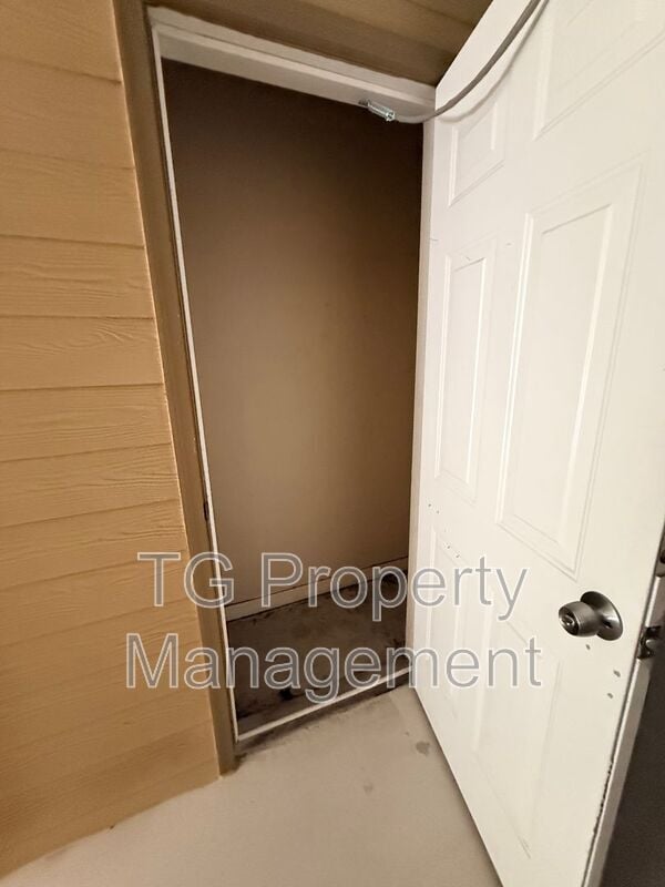 Building Photo - 7800 Point Meadows Dr