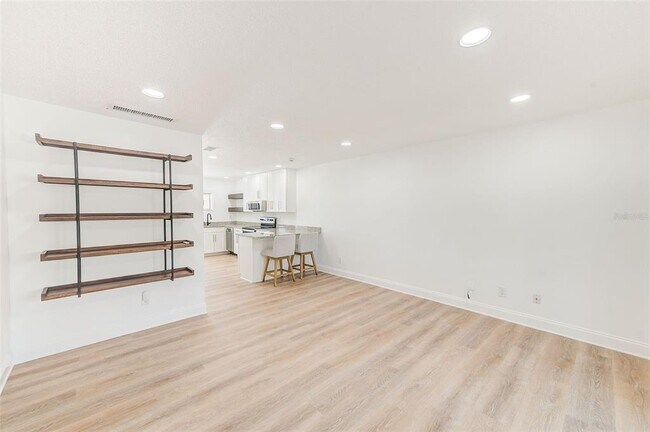 Building Photo - 215 Valencia Blvd