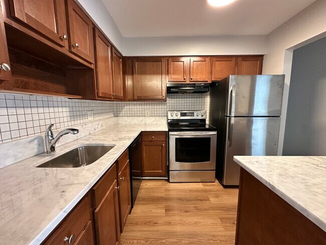 Building Photo - Available for Immediate Move-In – 2 Bed | 2 Bath Condo