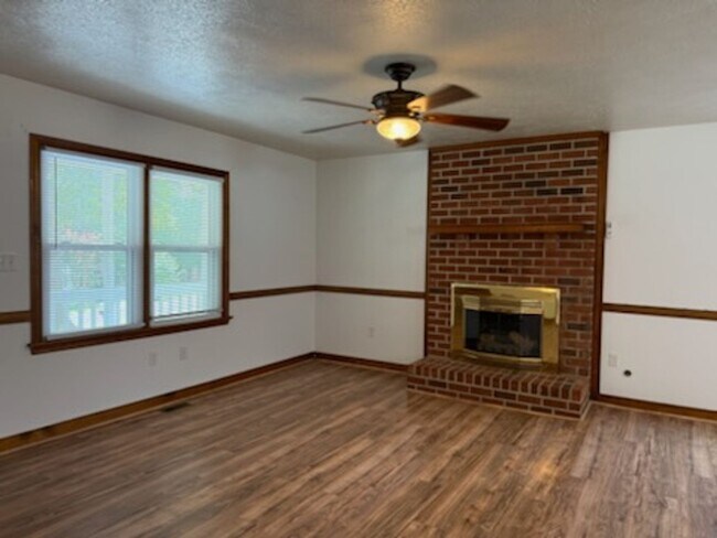 Building Photo - 3 Bedroom 2 Bath Rancher in Mechanicsville!