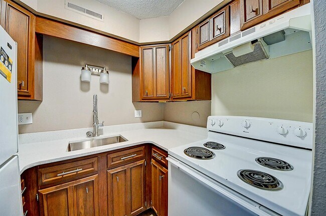 Building Photo - 1215 Oakland Rd NE