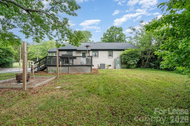 Building Photo - 1005 Home Trail