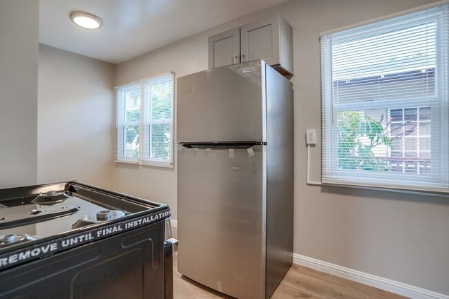 Building Photo - Upgraded Studio in Belmont Shore Available Now!!