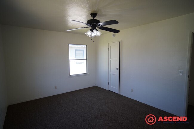 Building Photo - 2 Bed / 1 Bath Home with Solar – Convenient Bakersfield Location