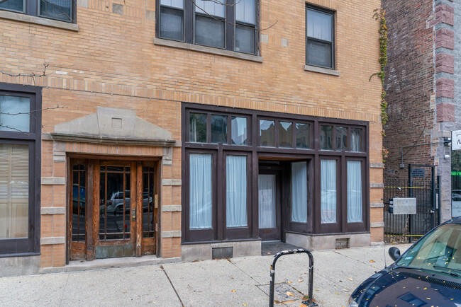 Building Photo - 936 N Damen Ave