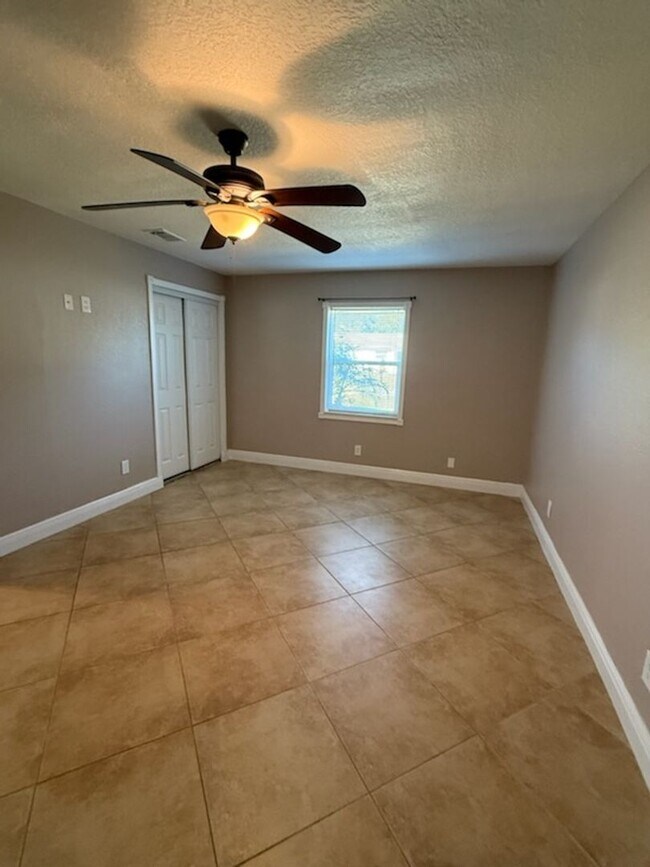 Building Photo - Beautiful 3BR 2BA Home w/ Fenced Yard in Tampa