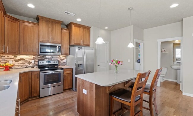 Building Photo - Beautiful Large Home on Corner Lot, Quincy!!