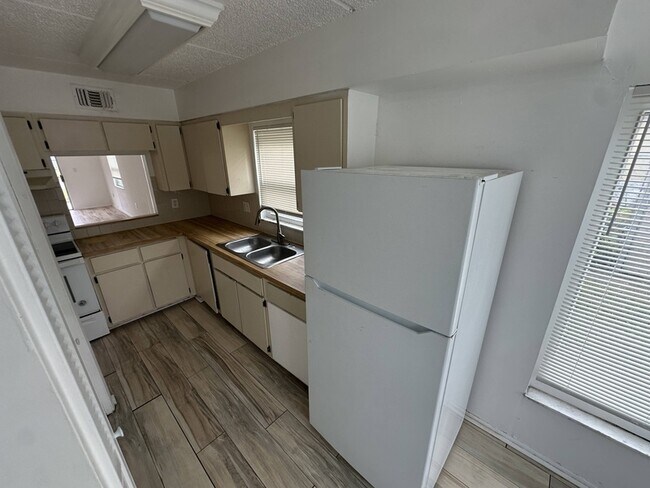 Building Photo - 6505 Dumont Ave