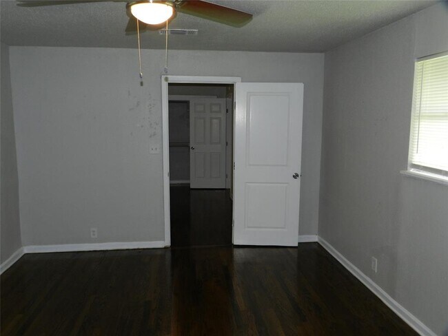 Building Photo - 6031 Ridgeway Dr