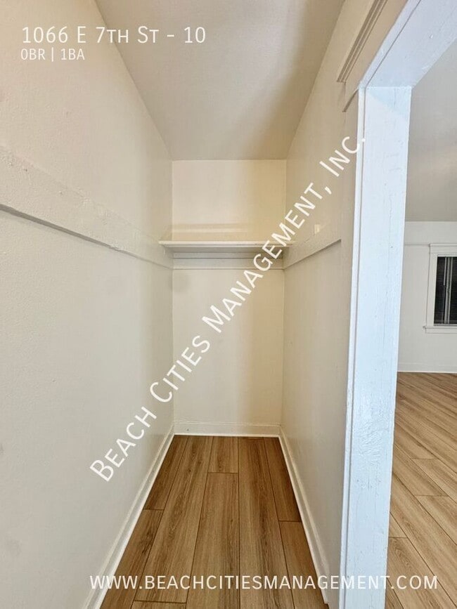 Building Photo - 1066 E 7th St