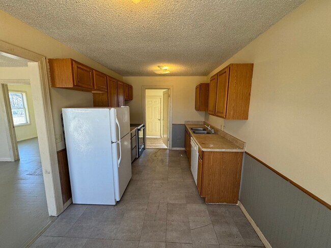 Building Photo - $650 - 1 bed 1 bath - Duplex