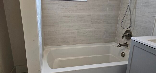 Building Photo - 319 Kenilworth Blvd